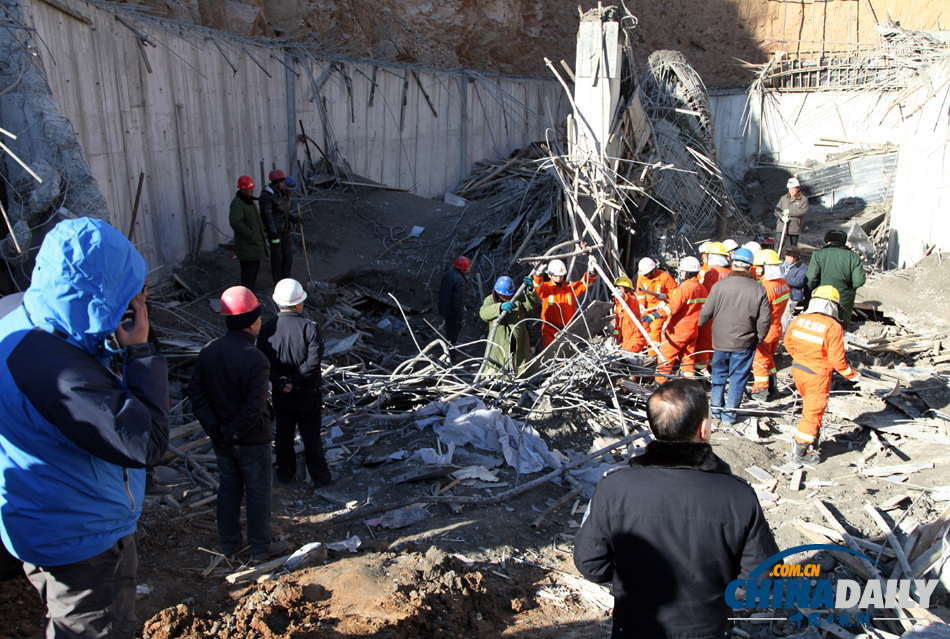 河北遵化一在建库房坍塌事故现场曝光 已致8人死亡