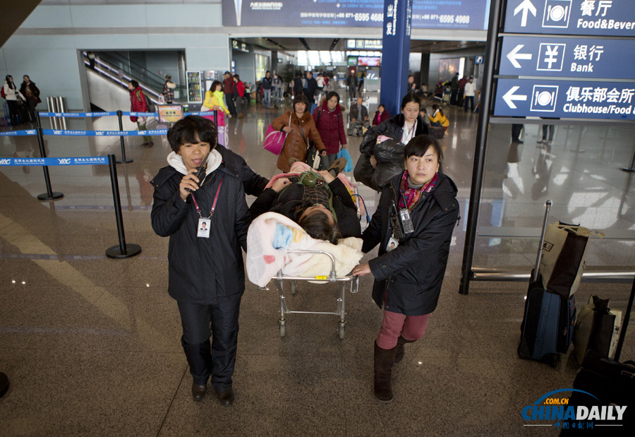 昆明机场一名因大雪滞留旅客晕倒 紧急送医救治