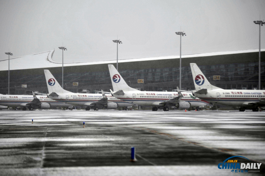 昆明机场一名因大雪滞留旅客晕倒 紧急送医救治