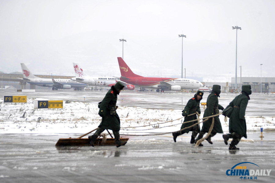 昆明机场一名因大雪滞留旅客晕倒 紧急送医救治