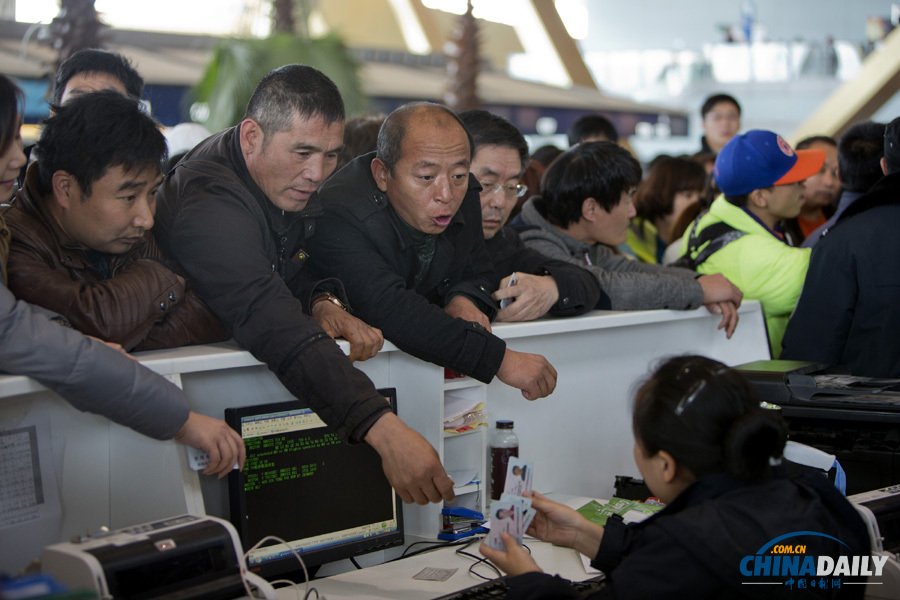 昆明机场一名因大雪滞留旅客晕倒 紧急送医救治