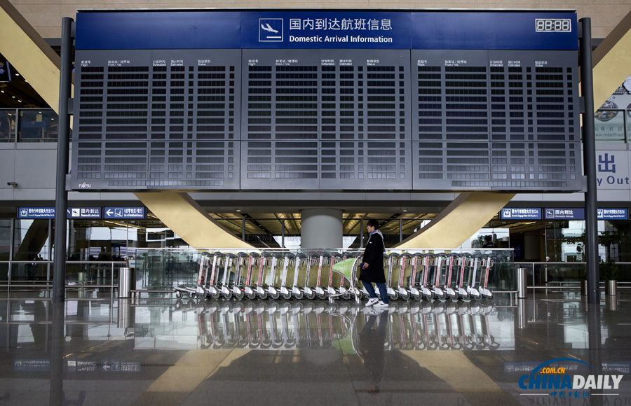 昆明机场一名因大雪滞留旅客晕倒 紧急送医救治