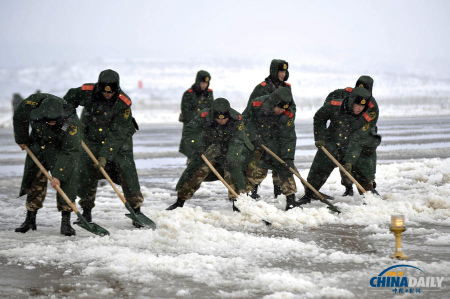 昆明机场一名因大雪滞留旅客晕倒 紧急送医救治