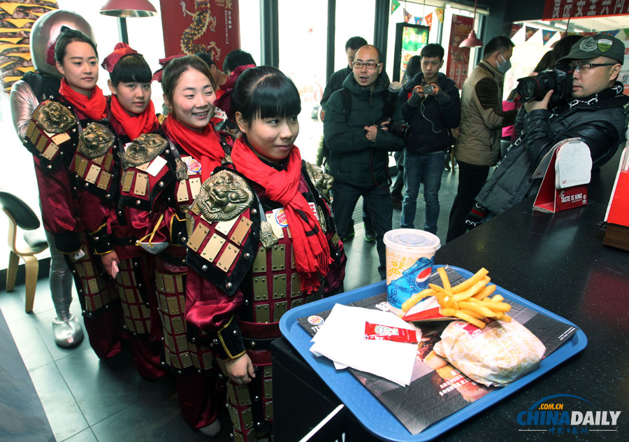 “秦兵俑”携手“外星人”闯进餐厅当服务员