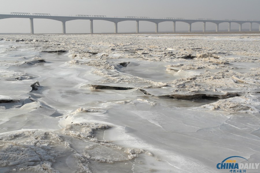 黄河山西永济段出现冰封