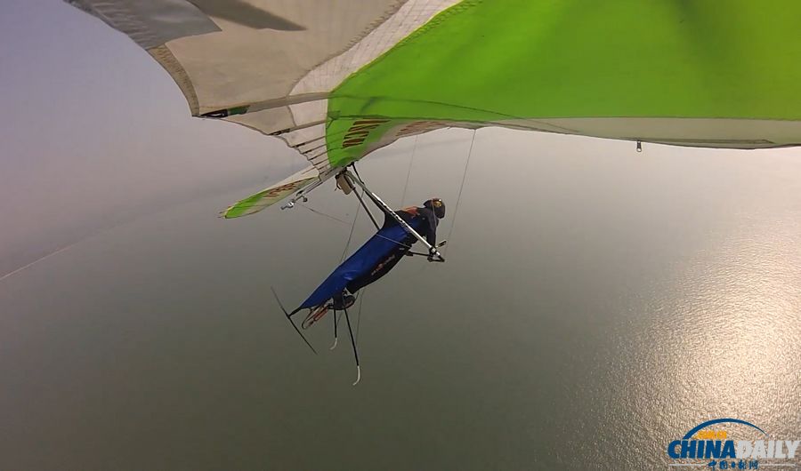 滑翔——王勇驾滑翔翼飞越琼州海峡