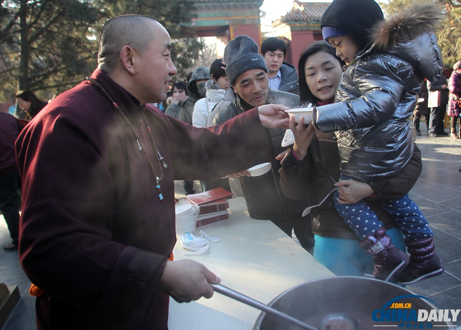 北京：雍和宫“腊八节” 市民喝粥求福