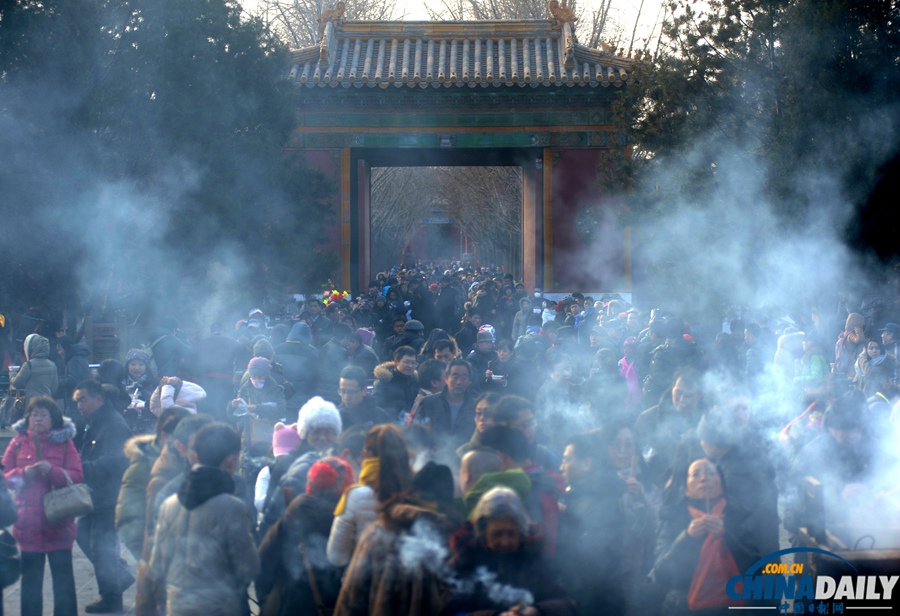 北京：雍和宫“腊八节” 市民喝粥求福