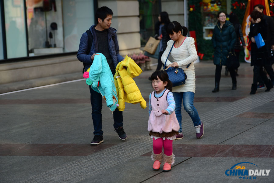 武汉现20℃高温 市民脱去冬装