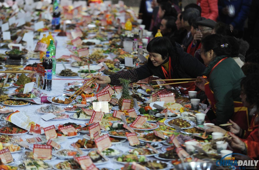 武汉一社区举办“万家宴”场面壮观