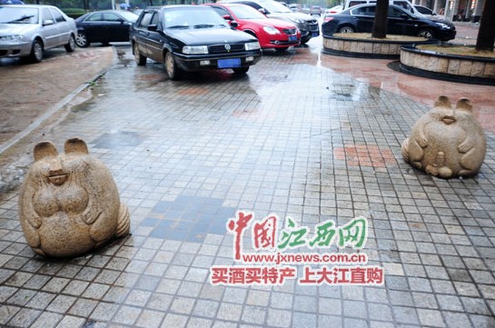 南昌龙猫石雕有“雄性生殖器” 网友：不忍直视