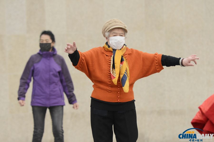 北京雾霾顽固不散 市民戴口罩户外健身