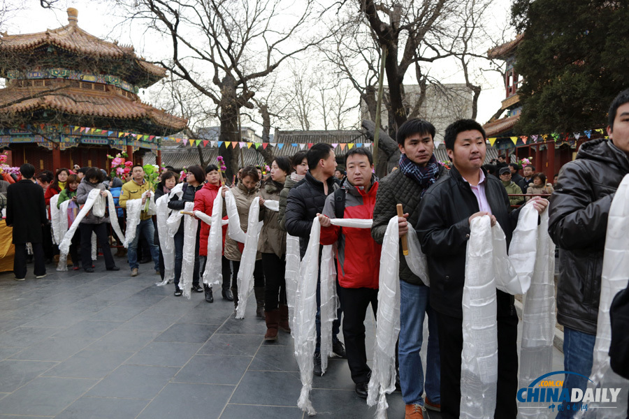 北京雍和宫祈愿大法会举行绕寺仪式