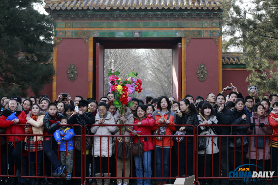 北京雍和宫祈愿大法会举行绕寺仪式