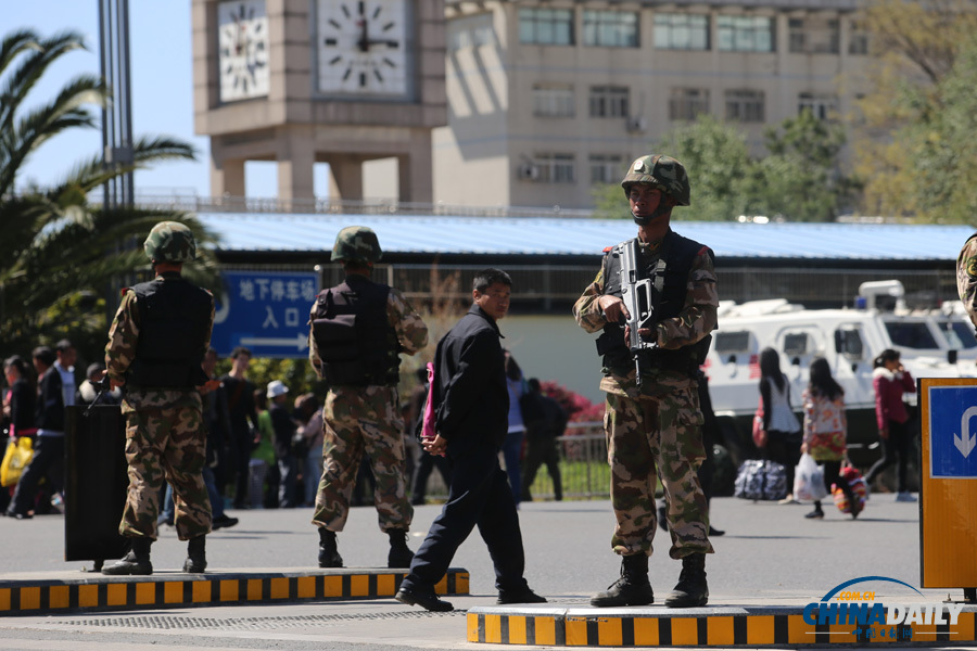 云南昆明安保升级武警持枪执勤巡逻 市民自发献花