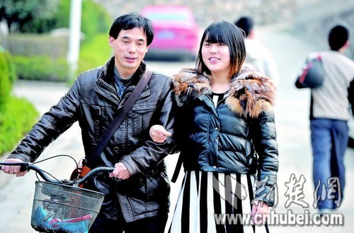 44岁大叔与女儿一起上大学 高数满分被尊为学霸(图)