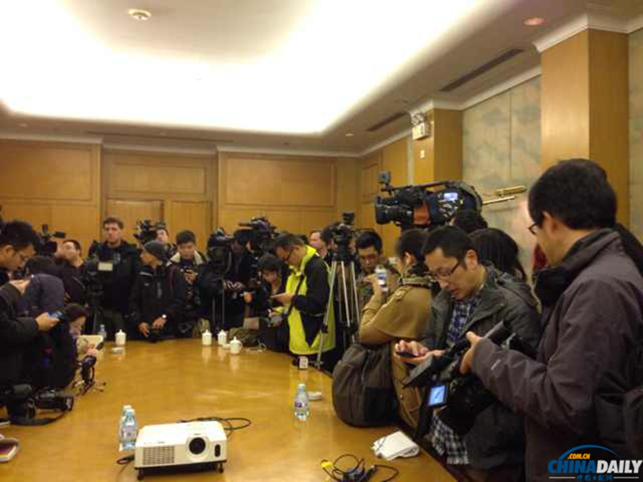 马来西亚飞北京航班失联 记者在丽都等待发布会召开