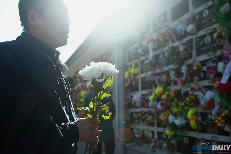 清明节：北京八宝山迎来祭扫高峰