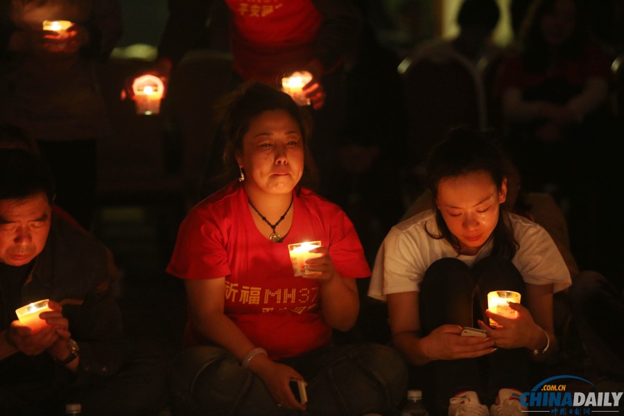 马航MH370失联客机整月 家属为亲人祈福守望