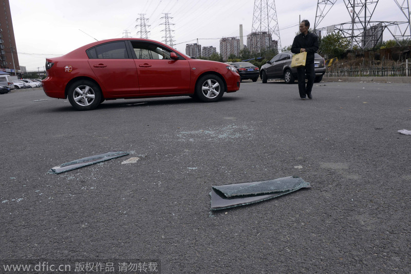 北京立水桥数十辆车被砸车窗 车内物品丢失