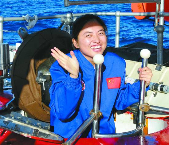 中国首名女潜航员学员下潜归来