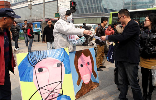 艺术家孔宁《雾霾娃娃》登陆京城引起路人关注