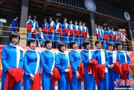重庆28名女大学生扮“江姐”参观渣滓洞