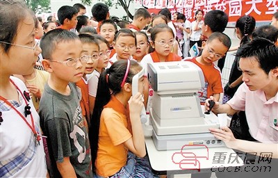 重庆小学生近视率高达50% 一年级就有很多眼镜哥