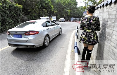 重庆渝中区惊现最窄人行道 34厘米宽只能挨路沿慢慢蹭