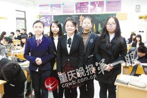 重庆一学校某班设正装日 女生穿黑丝高跟鞋上课