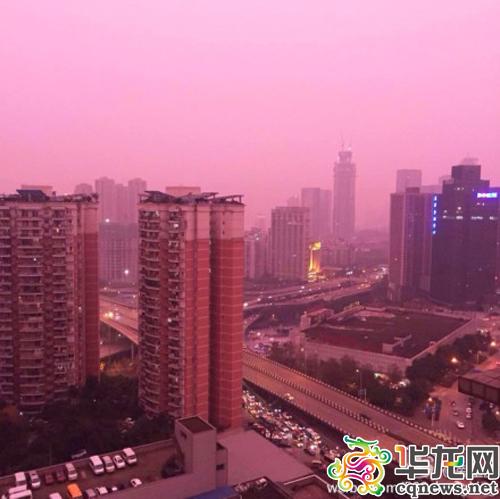 昨日傍晚，粉红色的天空笼罩重庆主城，仿佛天空也在谈一场恋爱。网友供图