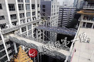 3D魔幻城 重庆嘉滨路上一幢高楼搭建空中连廊通解放碑