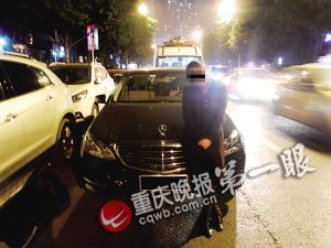 “我喝醉了” 漂亮奔驰女司机为何找警察自投落网