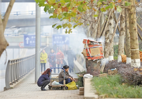 让人纠结的年味：当街熏腊肉 路人眼泪都熏出来