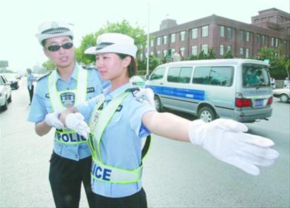 大连聘161名文职交警上岗