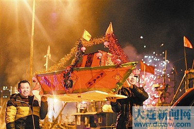 海灯节激活“活化石” 夜光海游动“七色花”