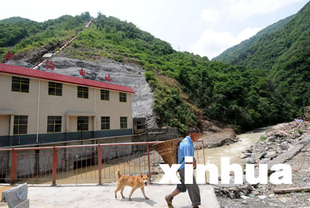 湖北房县山体滑坡形成堰塞湖