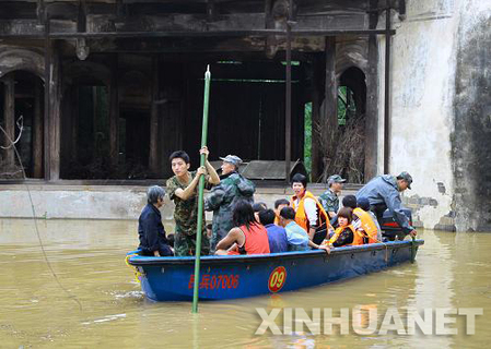 江西乐平遭暴雨袭击 150名被困村民安全转移