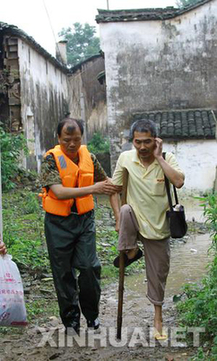 江西乐平遭暴雨袭击 150名被困村民安全转移