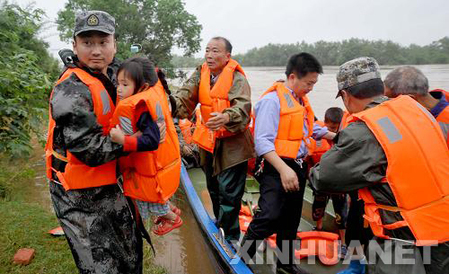 江西乐平遭暴雨袭击 150名被困村民安全转移