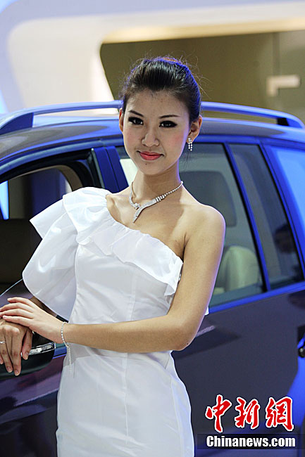 高清：重庆国际车展开幕 美女车模伴豪车