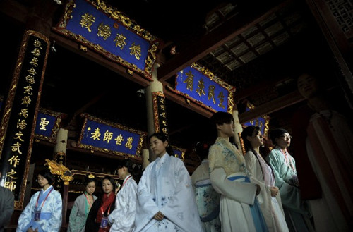 汉服文化节在榕开幕 200位汉服迷“穿越”到汉唐