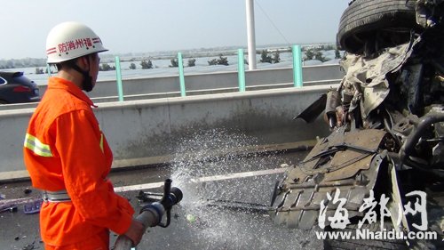 渔平高速福清段小车与拖车追尾 造成4死1伤