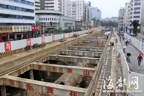 国家文物局专家关注屏山站发掘 实地踏勘