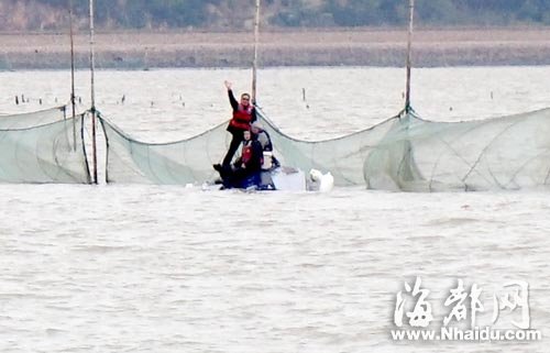 游艇被浪打翻4人落水 1人为救同伴游海2小时