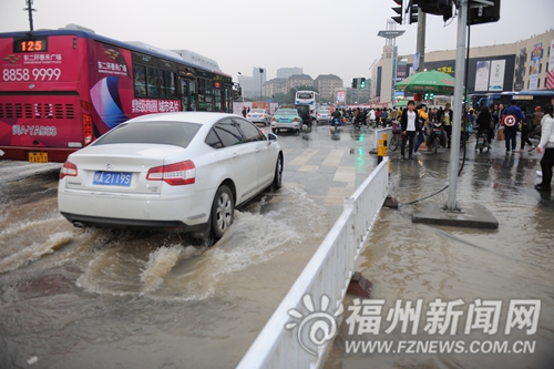 宝龙附近又爆管大水喷了数小时 施工方:水管老化