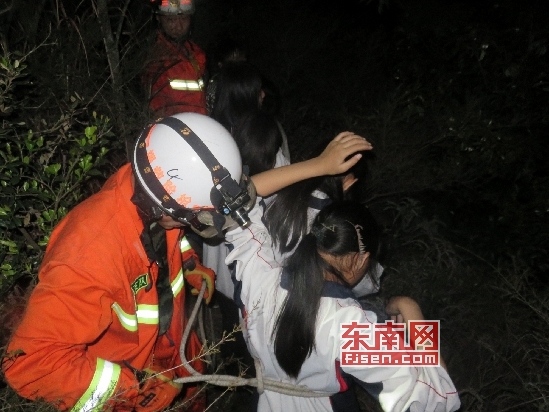 漳州云霄：6名初中生登山走小路 被困山中