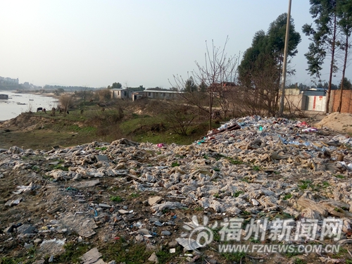 堆场占地到处是垃圾 乌龙江上游沙洲湿地遭侵蚀