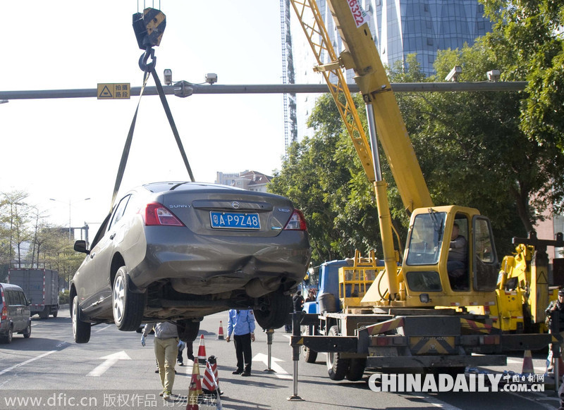 广州科韵路发生地陷 一小轿车栽进坑里