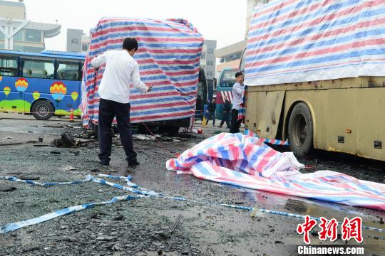 佛山一客运站清晨3辆客车起火 两车烧毁遍地油污